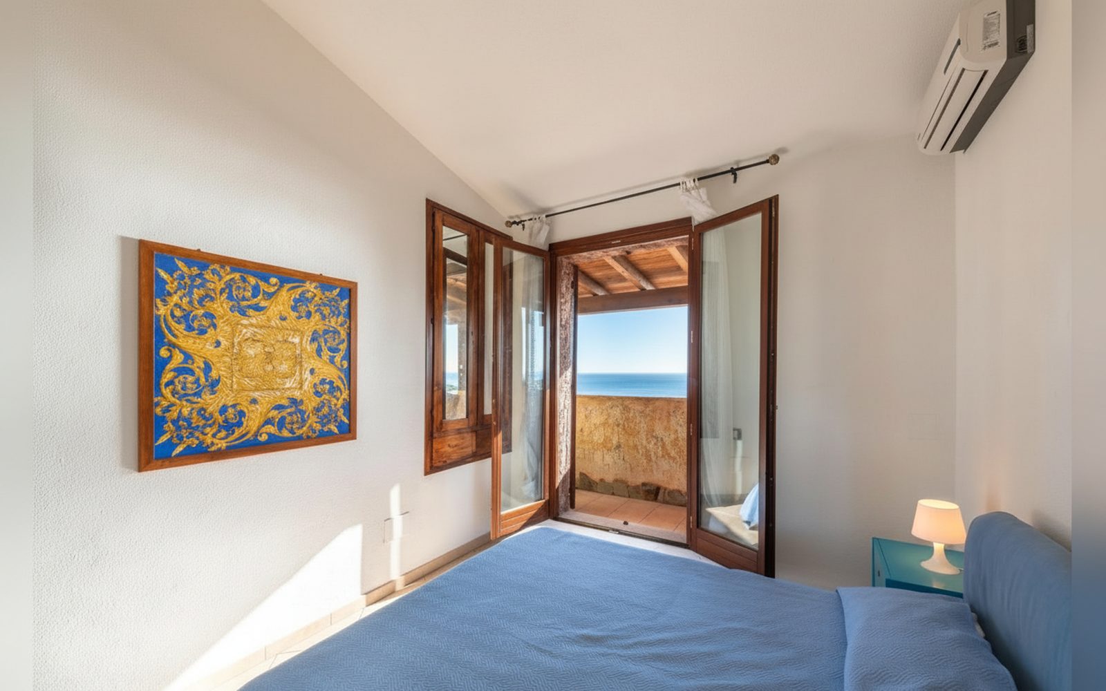 Camera con porta-finestra sul balcone vista mare — Il Pashà