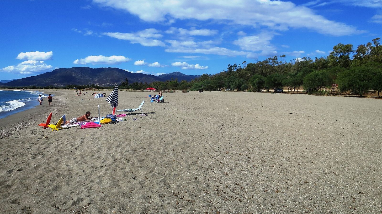 Una spiaggia del Sarrabus con le montagne sullo sfondo